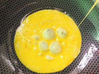 7、黄瓜木耳炒鸡蛋,倒入蛋液