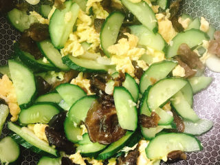 11、黄瓜木耳炒鸡蛋,放盐炒熟拌匀。