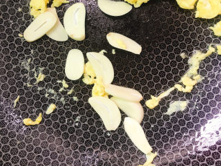 9、黄瓜木耳炒鸡蛋,将鸡蛋推到锅边，放入蒜片炒香