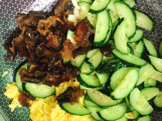 10、黄瓜木耳炒鸡蛋,放入木耳和黄瓜片