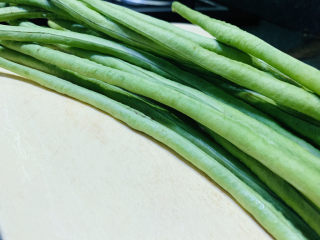 1、豇豆炒鸡蛋,豇豆待用；