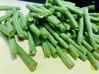 3、豇豆炒鸡蛋,摘去老的部分，摘断；