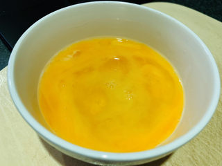 6、豇豆炒鸡蛋,打散；