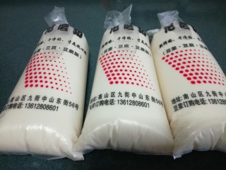 1、四川豆花,无糖无渣豆浆三袋约1500毫升。