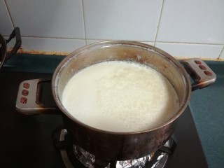 2、四川豆花,豆浆烧开，关火。