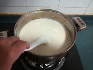 4、四川豆花,将稀释后的胆水放入豆浆中，轻轻顺时针搅拌。