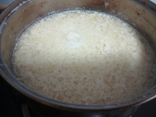 5、四川豆花,看到豆腐凝结成花停止。静置5分钟。