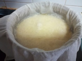 6、四川豆花,取纱布敷盖在锅上。