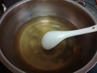 9、四川豆花,将窖水回加到压紧后的豆花锅里