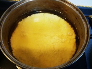 10、四川豆花,将豆花划十字刀，加点盐。小火继续煮。