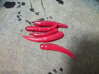 12、四川豆花,将指天椒剁碎。