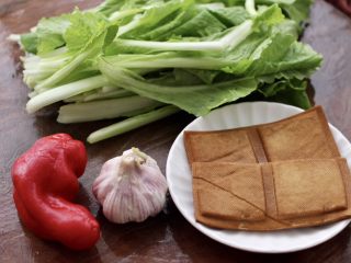 1、小白菜素炒香干,首先备齐所有的食材，把小白菜摘洗干净。