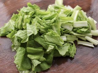 2、小白菜素炒香干,小白菜用刀切成段备用。