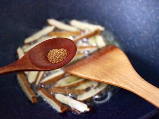 5、小白菜素炒香干,这个时候倒入花椒粉，这样煎出来的香干更入味。