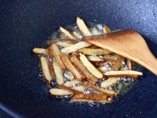 6、小白菜素炒香干,煎至香干两面金黄色，盛出备用。