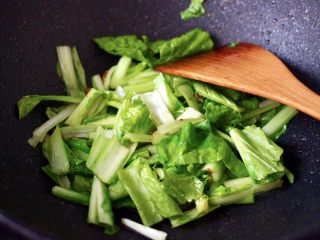 9、小白菜素炒香干,放入切段的小白菜，大火快速翻炒均匀。