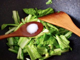 10、小白菜素炒香干,加入盐调味。