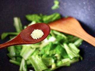 11、小白菜素炒香干,再放入鸡精增加口感。