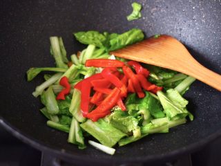 12、小白菜素炒香干,大火继续快速翻炒至小白菜断生变软时，加入红椒。
