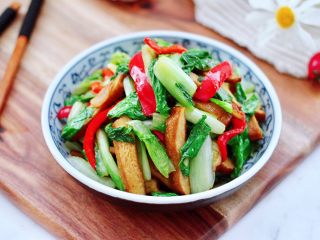 15、小白菜素炒香干,把炒好的小白菜素炒香干，盛到盘子里就可以享用了。