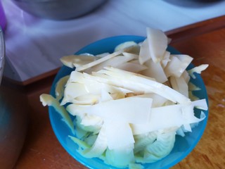 2、凉拌青笋豆干,青笋切成薄片儿。