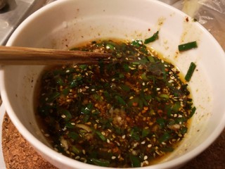 8、凉拌青笋豆干,搅拌均匀，再加入生抽，醋，香油，少许糖。