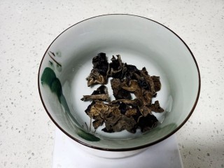 1、黄瓜木耳炒鸡蛋,干木耳称好