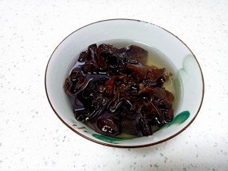 2、黄瓜木耳炒鸡蛋,加入清水泡软