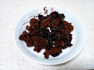 3、黄瓜木耳炒鸡蛋,用手撕成小朵