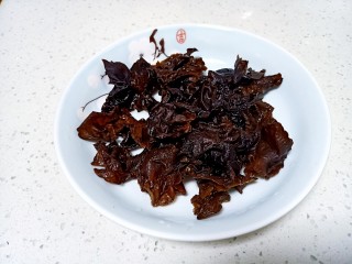 5、黄瓜木耳炒鸡蛋,捞出