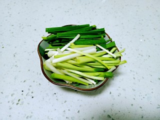 6、黄瓜木耳炒鸡蛋,蒜苗洗净切段