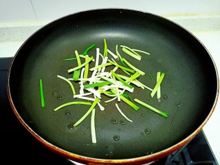 11、黄瓜木耳炒鸡蛋,锅中放入适量油，放入蒜苗根