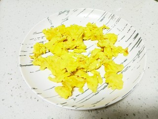 10、黄瓜木耳炒鸡蛋,盛出