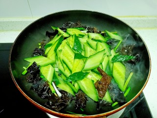 12、黄瓜木耳炒鸡蛋,放入木耳、黄瓜