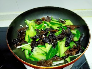 13、黄瓜木耳炒鸡蛋,翻炒均匀