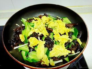 14、黄瓜木耳炒鸡蛋,放入鸡蛋