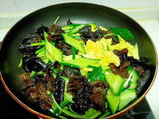 15、黄瓜木耳炒鸡蛋,翻炒均匀