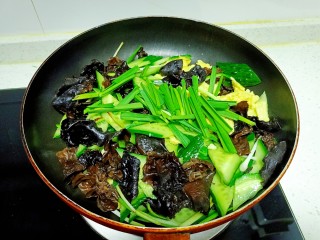 16、黄瓜木耳炒鸡蛋,放入蒜苗叶