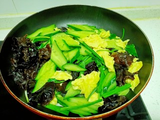 17、黄瓜木耳炒鸡蛋,翻炒均匀