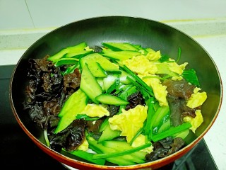 18、黄瓜木耳炒鸡蛋,放入盐