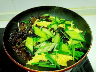 19、黄瓜木耳炒鸡蛋,翻炒均匀