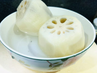 3、糯米藕,削好的莲藕先泡水里；