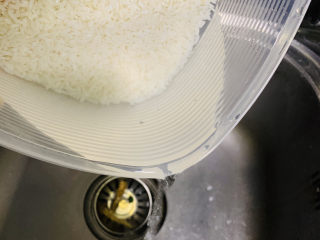 6、糯米藕,沥干水；