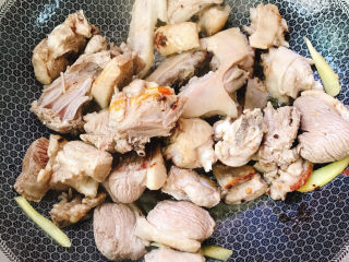 4、红烧鸭肉,继续中小火煸出油