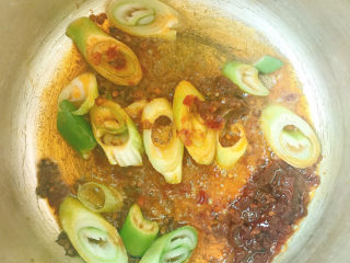 8、红烧鸭肉,放入大葱片炒香