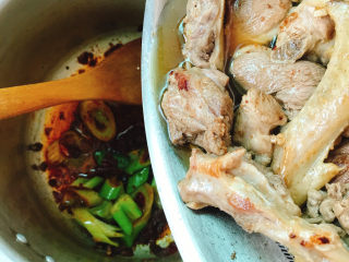 9、红烧鸭肉,倒入炒好的鸭肉