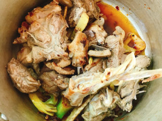 10、红烧鸭肉,倒入锅中