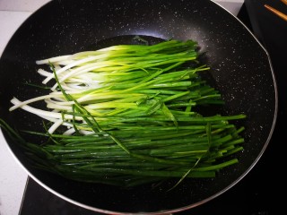 3、葱油蒸蟹,冷锅下200g油开大火放入葱炸3分钟（另提前留12颗备用）