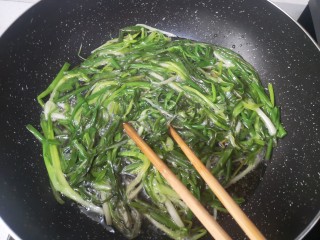 4、葱油蒸蟹,转中小火继续慢熬出葱油