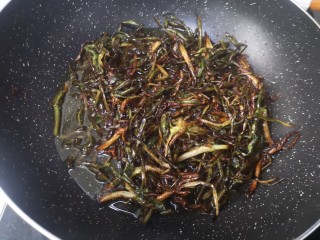 5、葱油蒸蟹,葱熬至变焦黄干香这样葱油就好了